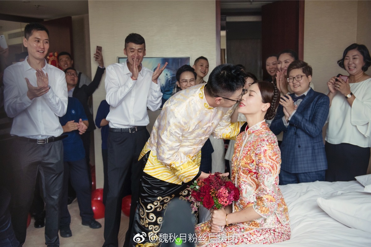 魏秋月天津大婚中式礼服美翻 这一吻甜不甜?