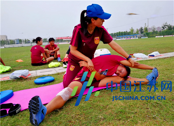 铿锵玫瑰高红率队回家乡备战亚少赛_体育频道