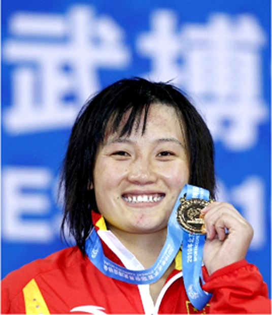 图5：2010年9月在北京首届世界武搏运动会夺冠后，秦晓庆举起金牌瞬间。.png