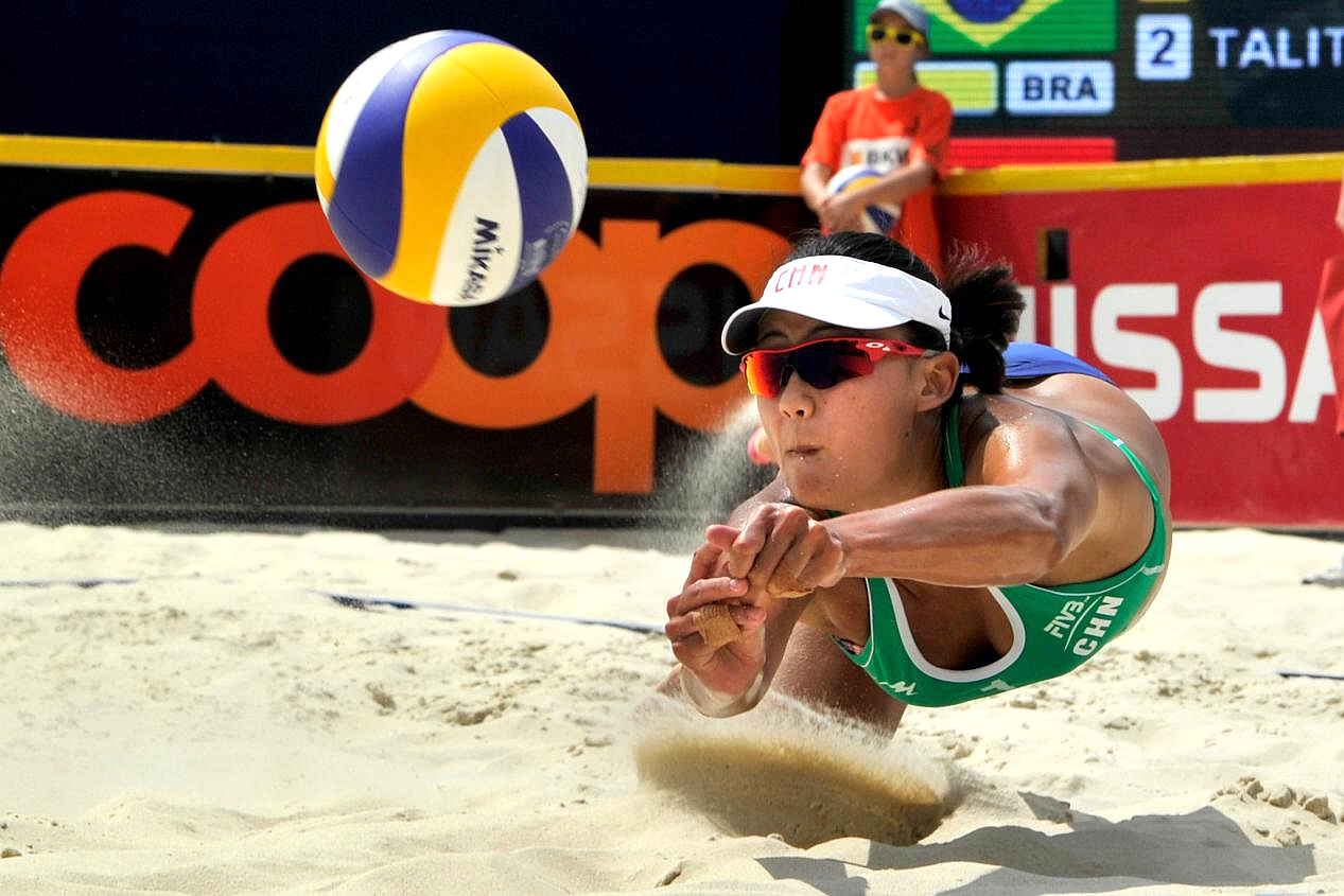 图7：2013年7月，世界沙滩排球锦标赛女子沙滩排球赛薛晨在比赛中.png